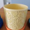 Maceta con motivos florares y plato con diseño a juego